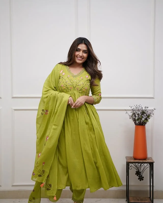 Featuring beautiful embroidery with suqes Heavy Suit which is beautifully decorated It is paired with matching pants Comfortable Pleated Pants Featuring beautiful embroidery with suqes Heavy Suit which is beautifully decorated It is paired with matching pants Comfortable Pleated Pants