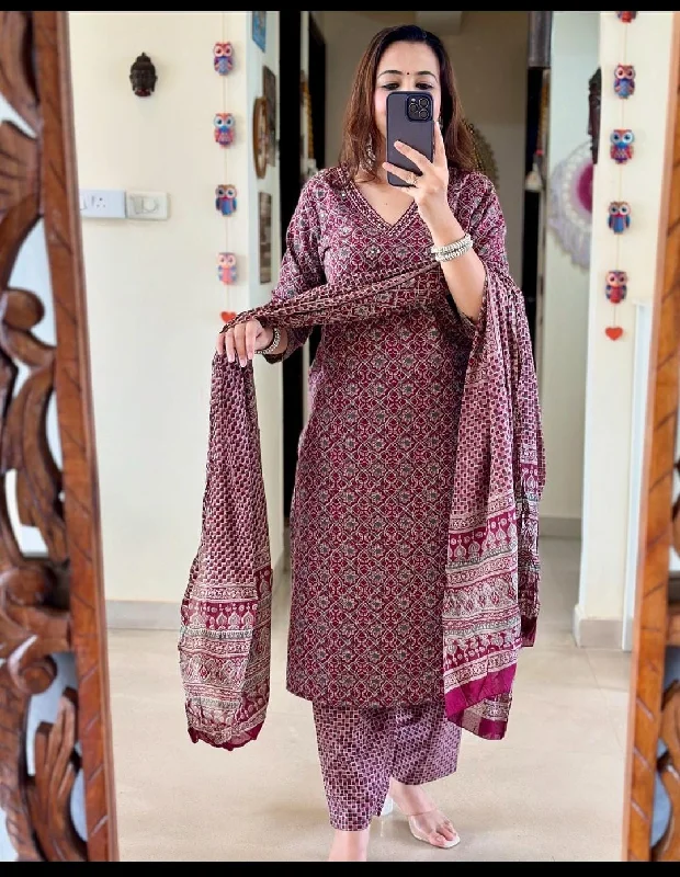 Featuring beautiful embroidery with suqes Heavy Suit which is beautifully decorated It is paired with matching pants Elegant Silk Pants Featuring beautiful embroidery with suqes Heavy Suit which is beautifully decorated It is paired with matching pants Elegant Silk Pants