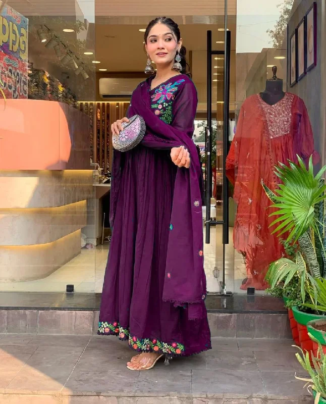 Featuring beautiful embroidery with suqes Heavy &;Suit which is beautifully decorated &It is paired with matching pants Lightweight Jogger Pants Featuring beautiful embroidery with suqes Heavy &;Suit which is beautifully decorated &It is paired with matching pants Lightweight Jogger Pants