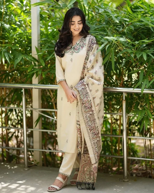 Look straight out of a dreMakes an enticing appearance at traditional events by wearing this handloom cotton kurta pant and khadi silk Dupatta set. Casual Lounge Pants Look straight out of a dreMakes an enticing appearance at traditional events by wearing this handloom cotton kurta pant and khadi silk Dupatta set. Casual Lounge Pants