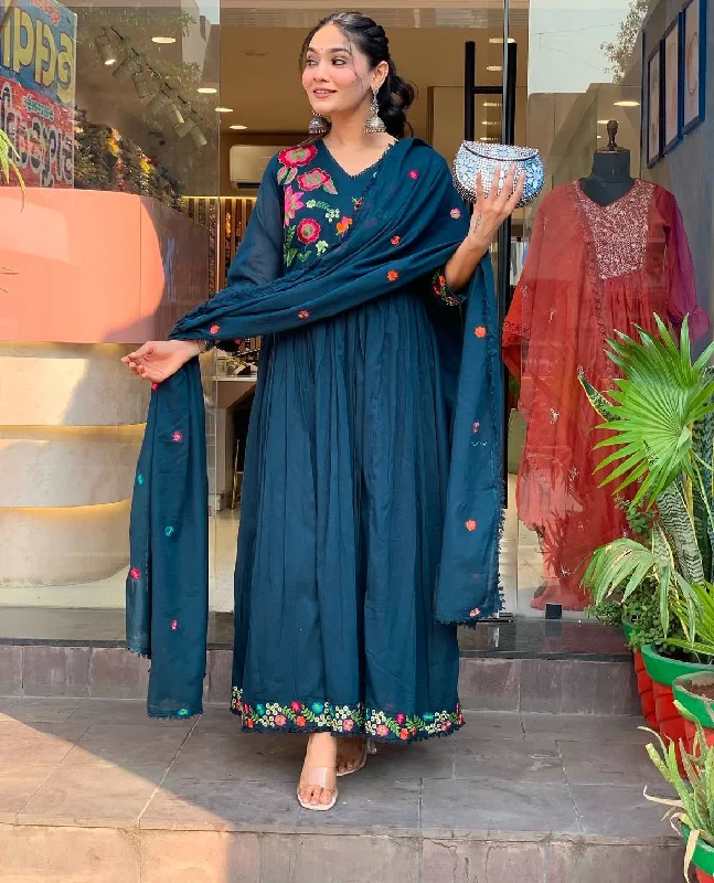 Featuring beautiful embroidery with suqes Heavy &;Suit which is beautifully decorated It is paired with matching pants Chic Faux Leather Pants Featuring beautiful embroidery with suqes Heavy &;Suit which is beautifully decorated It is paired with matching pants Chic Faux Leather Pants
