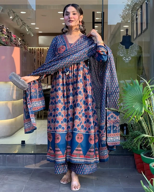 Kurta with hand with Embroidery work detailing on women's printed cotton kurta  pant or dupatta set Soft Cotton Pants