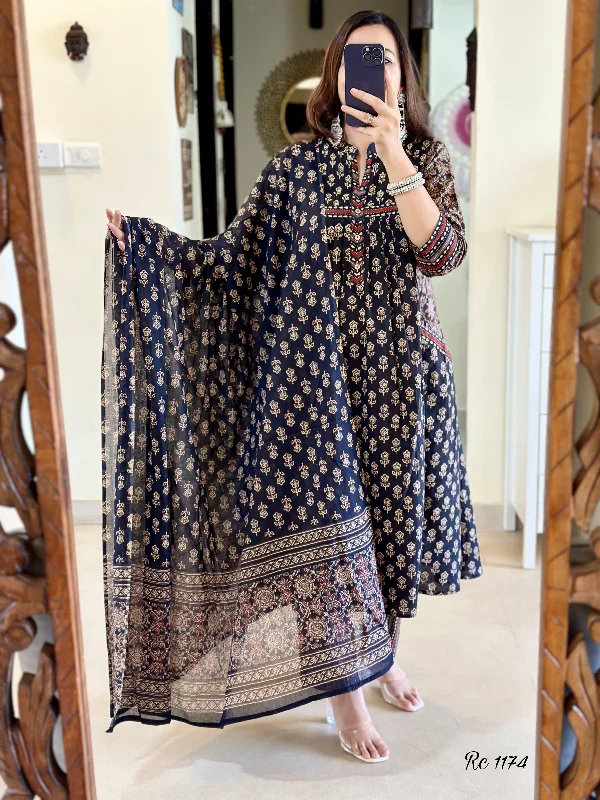 Look straight out of a dreMakes an enticing appearance at traditional events by wearing this handloom cotton kurta pant and khadi silk Dupatta set Relaxed Casual Leggings Look straight out of a dreMakes an enticing appearance at traditional events by wearing this handloom cotton kurta pant and khadi silk Dupatta set Relaxed Casual Leggings