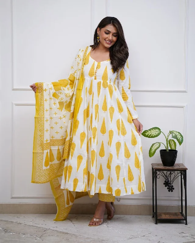 New Trending Cotton Suit set in Printed New design kurta Pant with Dupatta Fashionable Jogger Pants New Trending Cotton Suit set in Printed New design kurta Pant with Dupatta Fashionable Jogger Pants