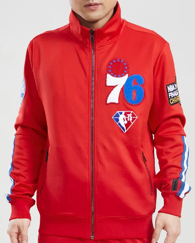 CHAMARRA PHILADELPHIA 76ERS TEAM LOGO TRACK JACKET A-Line Jacket Boat Neck Shawl Collar CHAMARRA PHILADELPHIA 76ERS TEAM LOGO TRACK JACKET A-Line Jacket Boat Neck Shawl Collar